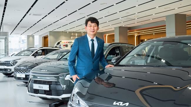 기아의 4번째 누계 판매 6천대 판매왕이 된 전북 전주지점 정태삼 영업이사