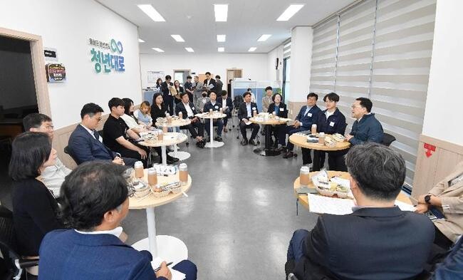 김병환 기획재정부 차관이 5월 22일 오후 청년 및 지역 일자리 확대 관련 현장방문차 충청북도 음성 청년센터를 방문, 청년들의 애로사항을 청취하고 있다.&nbsp;