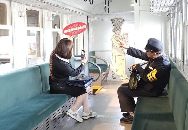 인천시 남동구는 소래역사관에서 협궤열차와 함께 추억을 만드는 '소래사진관'을 운영한다고 밝혔다.
