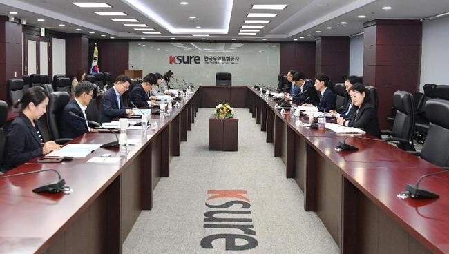 김윤상 기획재정부 차관이 5월 24일 오후 서울 종로구 한국무역보험공사에서 열린 '2024년 제3차 부담금운용심의위원회'를 주재, 모두발언을 하고 있다. 