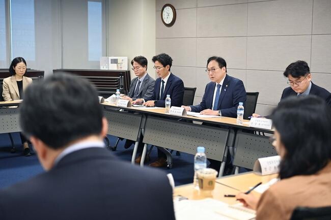 정인교 산업부 통상교섭본부장은 2024. 5. 24 10:30 서울 중구 대한상공회의소 소회의실에서 기획재정부, 외교부, 고용노동부 등 관계부처 위원 및 관계자가 참석한 가운데 열린 '제39차 통상추진위원회'를 주재하고, 인사말을 한 후 향후 3년간의 통상정책 청사진이 담긴 통상정책 로드맵 등을 논의했다.&nbsp;