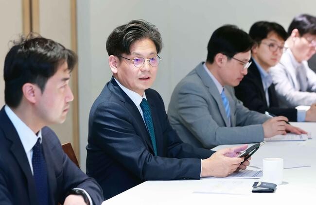 양병내 산업통상자원부 통상차관보가 2024. 5. 24(금) 11:00 서울 중구 달개비 컨퍼런스하우스에서 삼성전자, SK하이닉스, HD현대에너지솔루션, 현대차, LG전자, 반도체협회, 철강협회, 자동차모빌리티협회, 전자정보통신산업진흥회 등 반도체, 태양광, 철강, 자동차, 가전 등 관련업계 및 협·단체 관계자가 참석한 가운데 열린 '미국 무역법 301조 발표에 따른 관련업계 간담회'를 주재하고 인사말을 하고 있다. 