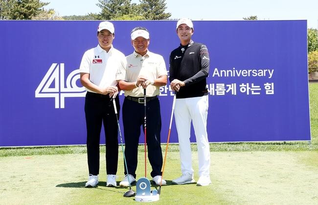 최경주(가운데) 프로와 이승민(왼쪽), 김한별(오른쪽) 프로가 &lsquo;SKT 채리티 오픈&rsquo;에서 함께 포즈를 취한 모습&nbsp;