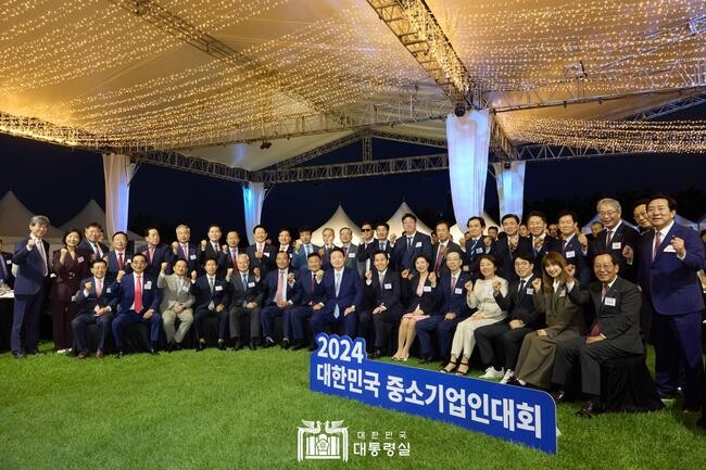윤석열 대통령은 23일 용산 대통령실 잔디마당에서 열린 '2024 대한민국 중소기업인대회'에 참석해 중소기업인들과 소통의 시간을 가졌다.&nbsp;