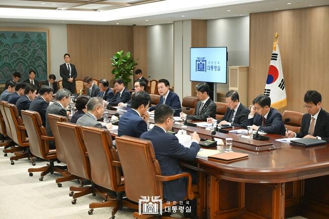 윤석열 대통령은 23일 오전 용산 대통령실에서 반도체 산업을 주제로 &lsquo;제2차 경제이슈점검회의&rsquo;를 주재했다.&nbsp;