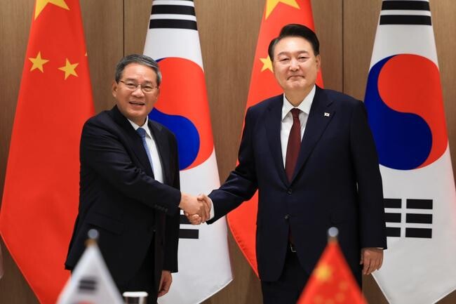 윤석열 대통령이 26일 서울 용산 대통령실에서 리창 중국 국무원 총리와 악수하고 있다.&nbsp;