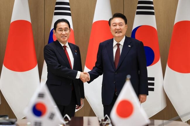 윤석열 대통령이 26일 서울 용산 대통령실 청사에서 기시다 후미오 일본 총리와 한일 정상회담에 앞서 악수하고 있다.&nbsp;