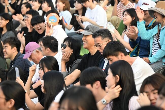 오세훈 서울시장이 25일(토) 18시 여의도한강공원에서 열린 &lsquo;2024 한강대학가요제&rsquo;를 찾아 시민들과 함께 경연을 관람하고 있다.