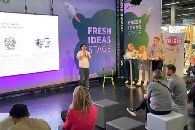 <span contenteditable="true">&lsquo;반려동물용품전시회(INTERZOO 2024)&rsquo; 현장에서 열린 스타트업 경진대회 &lsquo;Fresh Ideas Stage&rsquo;에서 한국관 참가기업 펫나우가 피칭을 하고 있다.