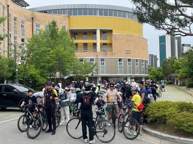 연양초 교육 공동체가 &lsquo;자전거 축제&rsquo; 행사에 참여하고 있다.