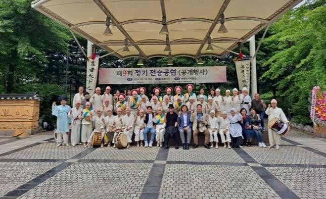 인천 부평구는 지난 25일 '부평두레놀이보존회' 주관으로 '제9회 부평두레놀이 정기전승공연' 행사를 성황리에 개최했다고 밝혔다.