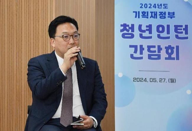 김병환 기획재정부 차관이 5월 27일 오후 세종시 소셜캠퍼스 온에서 열린 '청년인턴 간담회'에 참석, 취업 관련 청년인턴의 애로사항을 청취하며 대화를 나누고 있다. 