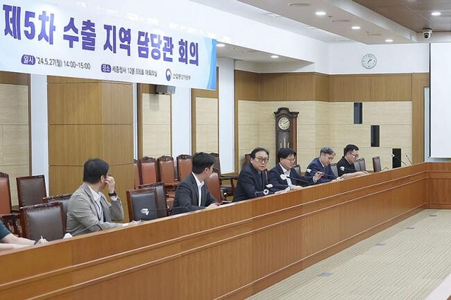 정인교 산업통상자원부 통상교섭본부장은 2024. 5. 27 14:00 정부세종청사 산업부 대회의실에서 미국, 중국, 아세안, EU, 중동 등 산업부 소속 수출지역 담당관 등 관계자가 참석한 가운데 열린 '제5차 수출지역 담당관 회의'를 주재하고 있다. &nbsp;&nbsp;