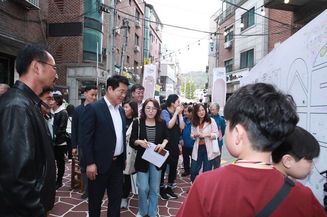 지난해 축제에서 주민들과 함께하고 있는 박준희 구청장