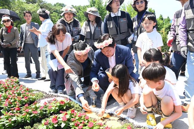 조용익 부천시장과 아이들이 꽃길을 만들고 있다
