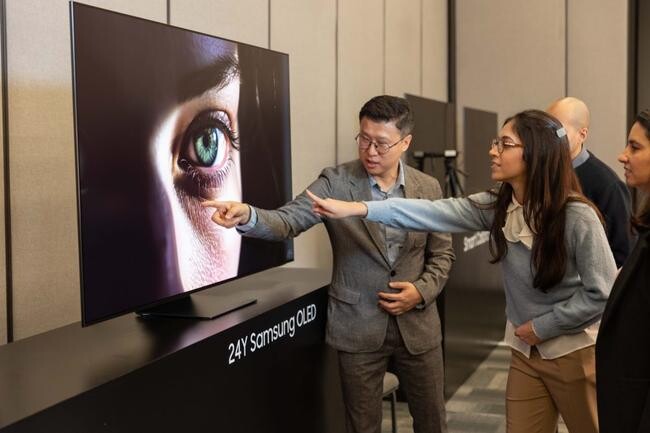 &nbsp;브라질 상파울루 &lsquo;2024 중남미 테크세미나&rsquo;에서 참석자들이 2024년형 QLED 신제품을 살펴보고 있다.&nbsp;