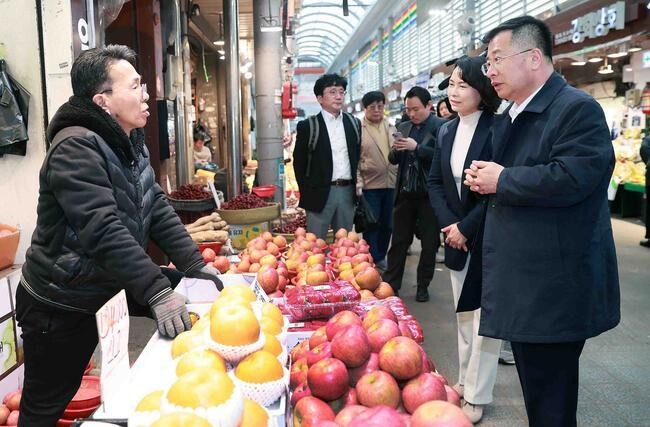 산업부 강경성 1차관이 지난 3월 27일 오후4시, 서울 동대문구 경동시장을 방문하여 과일‧채소 등 신선식품 가격동향을 점검하고 있다. 