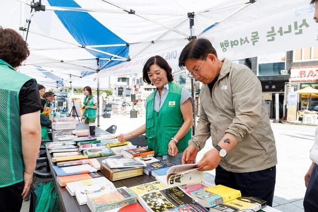 마포구는 오는 6월 1일부터 2일, 오후 2시에서 오후 9시까지 홍대 레드로드 R1에서 독서문화 행사 '더 북 데이'를 개최한다.&nbsp;