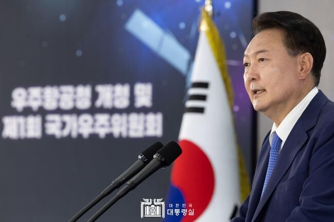 윤석열 대통령이 5월 30일 경남 사천 우주항공청(KASA) 임시청사에서 열린 우주항공청 개청식에 참석해 개청을 축하하고 있다&nbsp;