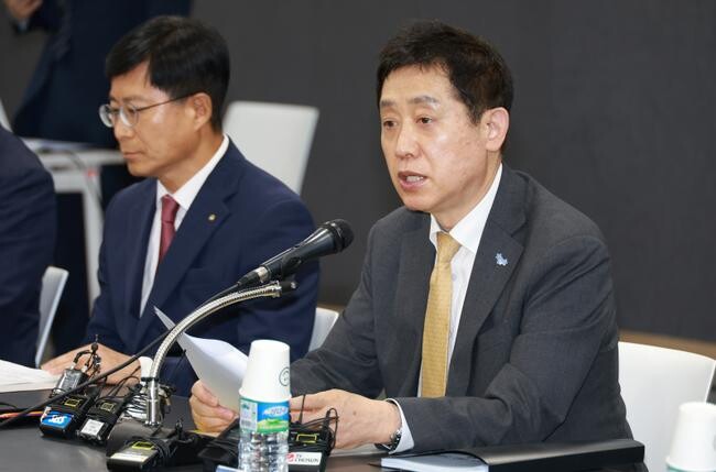 김주현 금융위원회 위원장이 29일 오전 서울 마포구 마포 프론트원에서 개최한 대출 갈아타기 서비스 간담회를 주재하고 있다. 