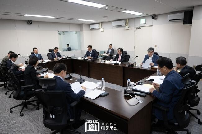 6월 2일 장호진 국가안보실장은 긴급 '국가안전보장회의(NSC) 상임위원회'를 주재하여 최근 북한의 대규모 오물 풍선 살포, 위성항법장치(GPS) 교란, 단거리 미사일 발사 등 우리에 대한 복합도발 관련 대응 방안을 논의했다.&nbsp;