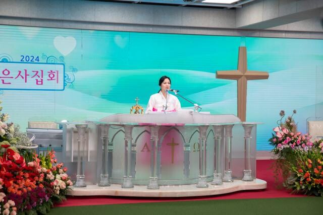 <span contenteditable="true">만민중앙교회 이수진 목사, 국내외 참석자와 함께 은사집회 인도