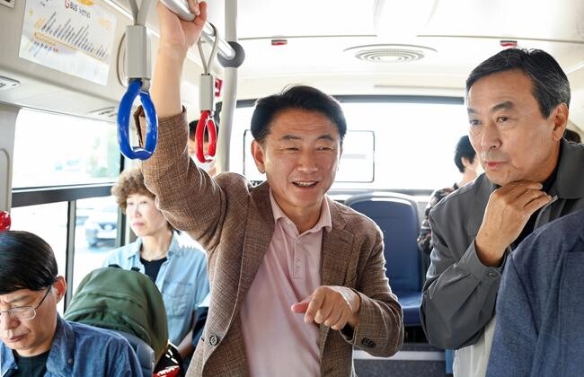 김동근 의정부시장이 출근 시간대에 의정부01번 공공버스에 탑승해 시민들의 목소리를 듣고 있다.&nbsp;
