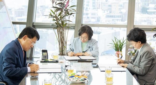 서울 용산구가 지난 29일 삼성문화재단(대표이사 유문형), 용산문화원(원장 한태숙)과 함께 지역주민 문화복지 증진과 문화예술 향유 기회 확대를 위한 업무협약을 새로이 체결했다.