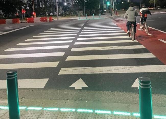 시흥시, '시화국가산업단지 재생사업' 바닥 신호등 시범 설치