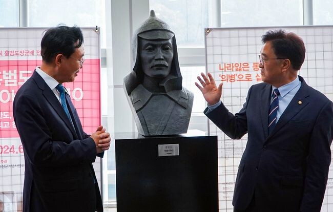 제4회 홍범도장군배 전국사격대회 개회식(왼쪽 윤병태 나주시장, 오른쪽 우원식 홍범도장군기념사업회 이사장
