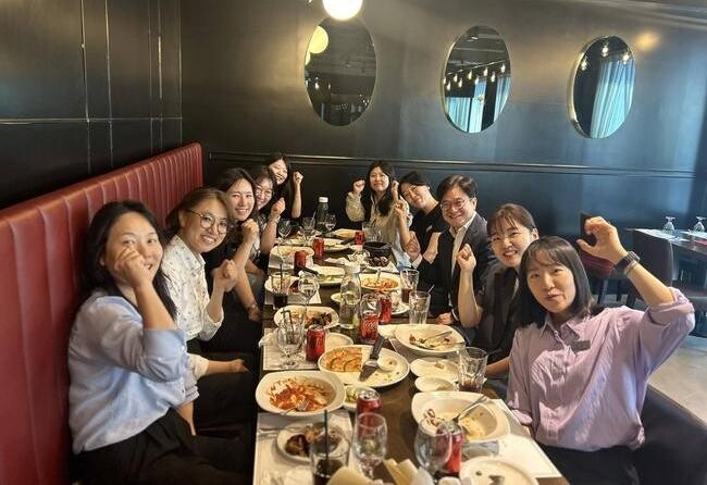 김병수 김포시장이 지난 4일, 직원들과의 수평적 소통을 통한 상호존중의 조직문화 형성을 위해 추진하고 있는 소통밥상, "통하는 한끼"를 통해 녹지직 직원들과 김포시 공원녹지 비전에 관한 자유로운 생각을 나누고 애로 및 건의사항을 청취하는 시간을 가졌다.