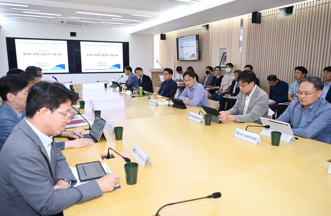 경기도는 4일 경기도청 북부청사에서 경기북부 대개발 관련 관광콘텐츠 개발을 주재로 평화로권역 개발회의를 열고 경원선을 중심으로 한 관광 분야 발전방안에 대해 논의했다.