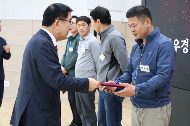 문헌일 구로구청장이 표창을 수여하고 있다. 