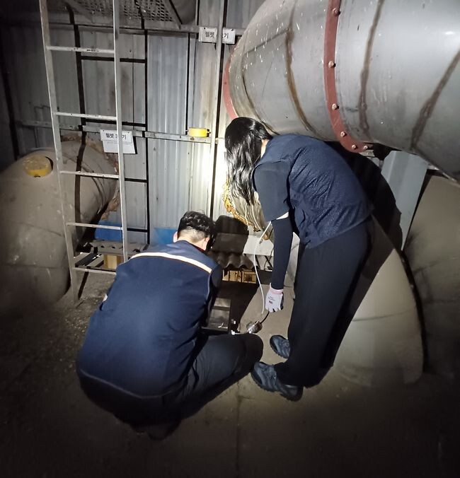 안산시, 하절기 환경 오염물질 배출사업장 특별점검… 불법 행위 사전 차단(야간시료채취)
