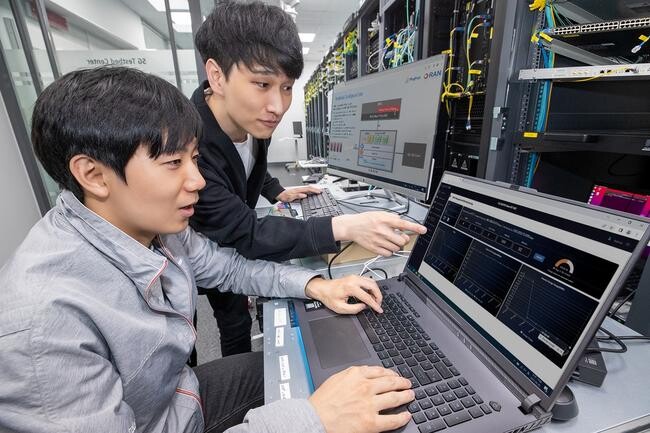 KT는 오픈랜(Open RAN) 환경에서 무선망 지능형 컨트롤러(RAN Intelligent Controller, RIC)를 이용해 전력을 절감하는 기술의 성능을 검증하는데 성공했다고 7일 밝혔다.
