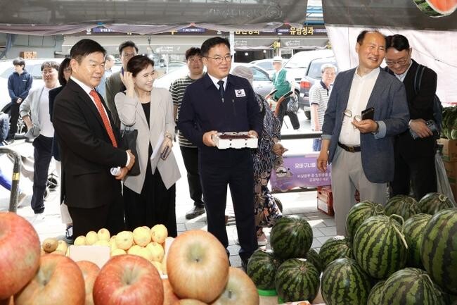 백원국 국토교통부 2차관은 7일 오전 청량리종합시장 인근에 설치된 전용 물류시설인 공동배송센터를 방문하여 운영현황을 점검하고, 모바일 앱으로 집화를 요청한 상점을 직접 찾아가 상품을 건네받으며 시장 상인들의 고충을 들었다.