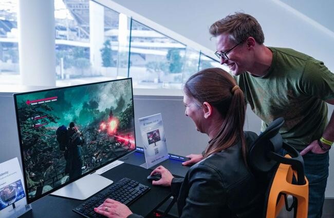 삼성전자 2024년형 모니터 원런칭 이벤트 참석자가 2024년형 오디세이 OLED G8으로 출시 예정 신작인 &lsquo;워해머 40000: 스페이스 마린 2&rsquo;를 세계 최초로 체험해 보고 있다.&nbsp;