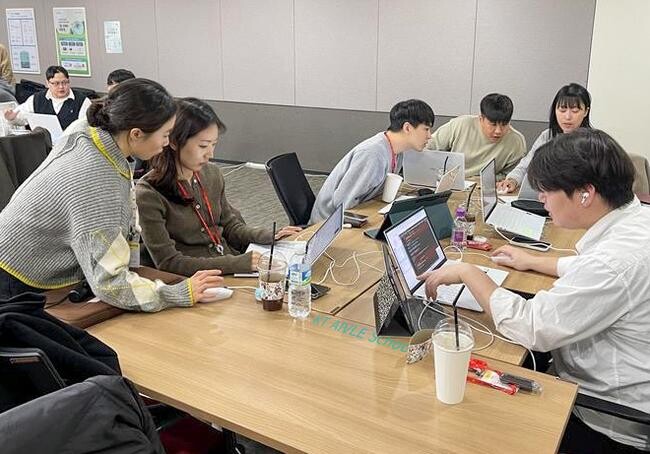 KT 에이블스쿨 6기 모집 포스터 및 에이블스쿨 교육생들의 교육프로그램 참여 모습&nbsp;