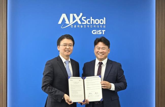 LG유플러스는 AI 기술을 접목한 대학 메타버스 플랫폼 구축을 위해 광주과학기술원과 업무 협약을 체결했다. 사진은 LG유플러스 전승훈 LG유플러스 기업플랫폼사업담당(왼쪽)과 GIST 김준하 AI정책전략대학원장(오른쪽)이 업무 협약식에서 기념 촬영을 하는 모습.&nbsp;