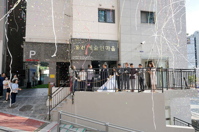 지난 8일 &lsquo;동선 예술인마을 개관식&rsquo;에서 내빈들이 현판 제막식에 참여한 모습