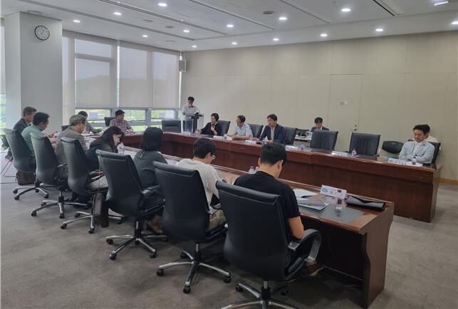 경기도는 10일 오후 1시 성남시청에서 성남 분당 시민협치위원회 20명과 간담회를 열고 재정비 방안, 지역 현안 등에 의견을 청취했다.