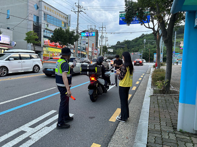여수시가 여수경찰서, 한국교통안전공단 광주전남본부와 이륜자동차 불법행위에 대해 합동 단속을 하고 있다.&nbsp;