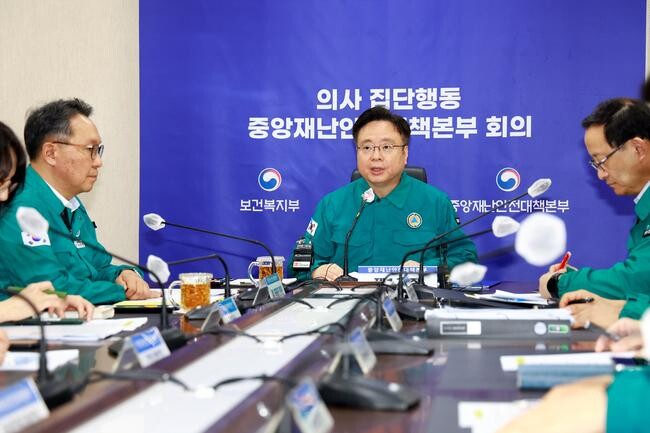 조규홍 제1차장이 10일 오전 9시 의사 집단행동 중앙재난안전대책본부 회의를 주재하고 있다. 