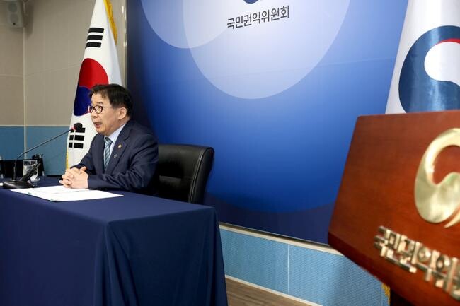 유철환 국민권익위원장이 10일 정부세종청사에서 정례브리핑을 열고 지방의회의 국외 출장 운영실태 점검 결과 여러 문제점이 확인됐다며 이달부터 9월까지 넉달간 243개 전체 지방의회를 대상으로 실태 점검에 착수한다고 밝히고 있다.