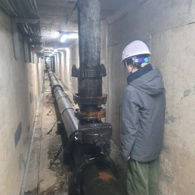 하절기를 대비하여 성산구에 위치한 공동구 내부의 상수도 배관을 사전 점검하고 있다.
