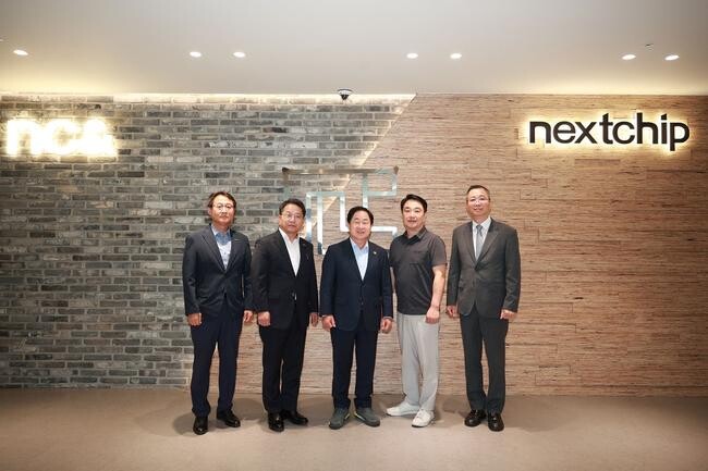 주광덕 남양주시장은 지난 10일 성남시 판교에 소재한 넥스트칩 본사를 방문해 한국팹리스산업협회(회장 김경수)와 남양주시 팹리스 산업 유치·육성 및 상생 협력 방안을 모색하는 환담회를 가졌다.