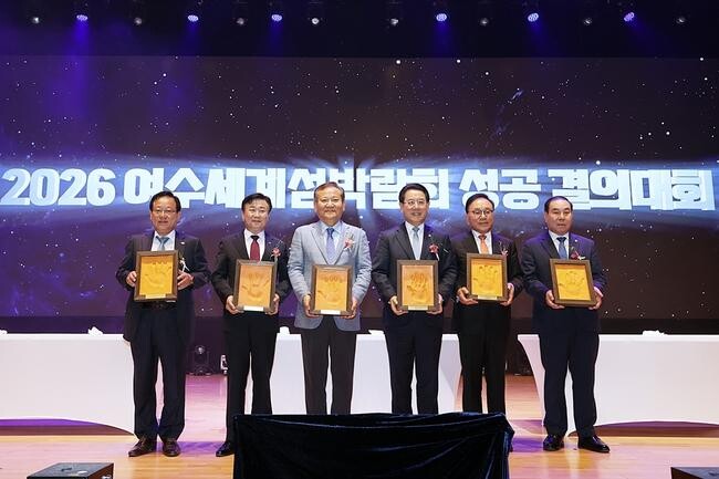 11일 오후 전남 여수엑스포컨벤션센터에서 열린 2026 세계섬박람회 결의대회에서 이상민(왼쪽 세번째) 행정안전부 장관, 김영록(왼쪽 네번째) 전라남도지사 등 관계자들이 성공개최 퍼포먼스(핸드프린팅)를 하고 있다.&nbsp;