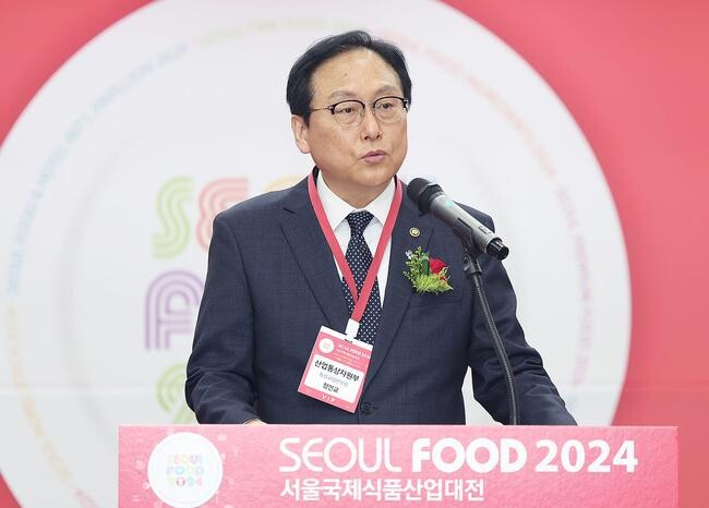 정인교 산업통상자원부 통상교섭본부장은 2024. 6. 11 10:00 경기도 일산시 KINTEX 제1전시장에서 유정열 KOTRA 사장을 비롯한 미국, 태국, 중국 등 52개국 1,605여개 기업 2,969개 부스가 참가한 가운데 열린 「2024 서울국제식품산업대전 개막식」에 참석하여, 축사 및 테이프커팅 한 후 전시장을 둘러보았다. 