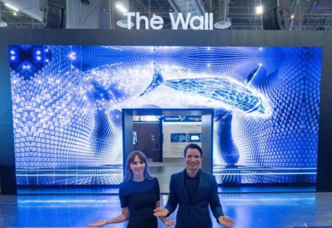 인포콤 2024 삼성 부스 입구에는 삼성전자의 마이크로 LED 기반의 모듈러 디스플레이 &lsquo;더 월(The Wall)&rsquo;을 활용한 420형 크기의 초대형 미디어 파사드가 관람객을 맞이하고 있다.&nbsp;