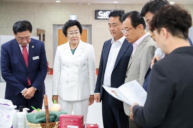 이천시(시장 김경희)는 양평군청 대회의실에서 열린 '고향사랑 상생발전을 위한 고향사랑 상호기부 응원 및 업무협약식'에서 인근 시군인 광주시, 하남시, 양평군, 여주시와 고향사랑기부제 활성화를 위한 업무협약을 체결했다.